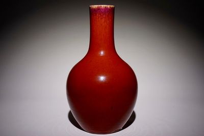 Een Chinese monochrome sang de boeuf tianqiu ping flesvormige vaas, 19e eeuw
