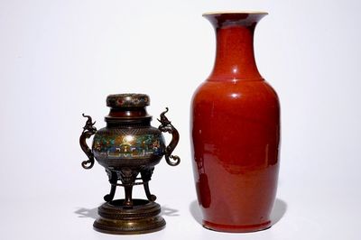 Een Chinese monochrome sang de boeuf vaas en een bronzen wierookbrander, 19e eeuw