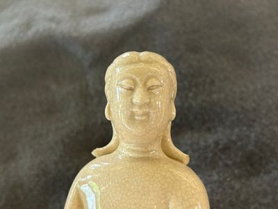 Een Chinese monochrome sculptuur van Adam in zacht porselein, Kangxi — foto 10