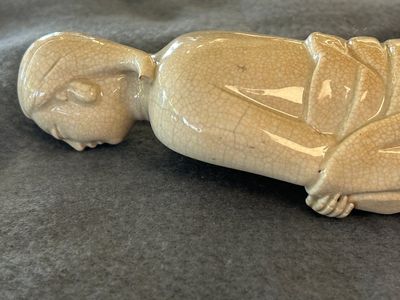 Een Chinese monochrome sculptuur van Adam in zacht porselein, Kangxi — foto 14