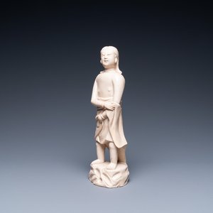 Een Chinese monochrome sculptuur van Adam in zacht porselein, Kangxi — foto 1