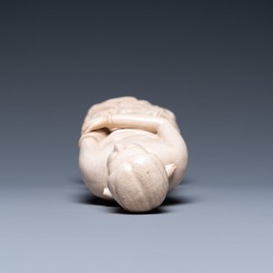 Een Chinese monochrome sculptuur van Adam in zacht porselein, Kangxi — foto 6