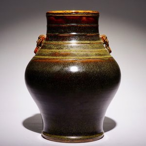 Een Chinese monochrome teadust geglazuurde hu vaas, Qianlong merk, 19e eeuw — foto 1
