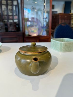 Een Chinese monochrome teadust geglazuurde theepot, Yongzheng zegelmerk, 18/19e eeuw — foto 2