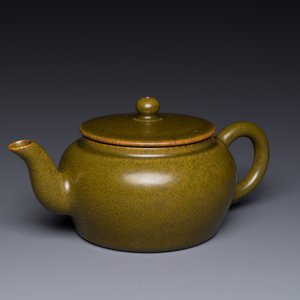 Een Chinese monochrome teadust geglazuurde theepot, Yongzheng zegelmerk, 18/19e eeuw — foto 1