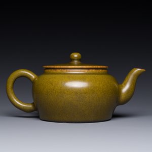 Een Chinese monochrome teadust geglazuurde theepot, Yongzheng zegelmerk, 18/19e eeuw — foto 3
