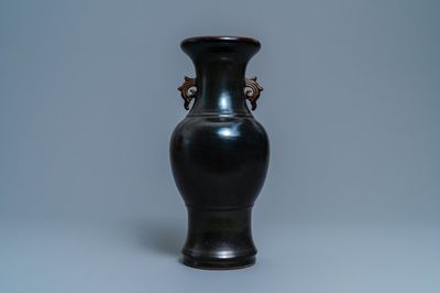 Een Chinese monochrome teadust vaas, Yongzheng merk, 19e eeuw