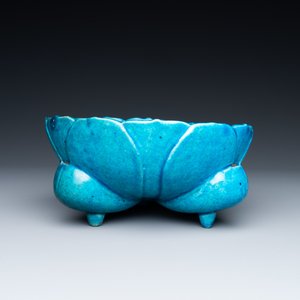 Een Chinese monochrome turquoise bloemvormige kom op houten sokkel, 19/20e eeuw — foto 2