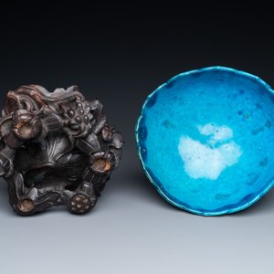 Een Chinese monochrome turquoise bloemvormige kom op houten sokkel, 19/20e eeuw — foto 6