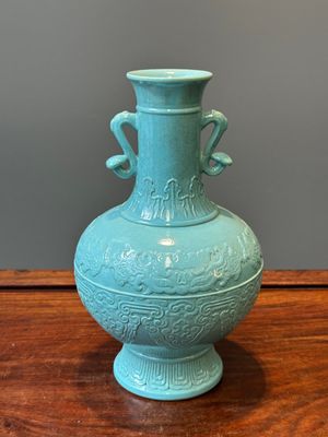 Een Chinese monochrome turquoise geglazuurde vaas met ruyi handgrepen, Qianlong merk, 19/20e eeuw — foto 1