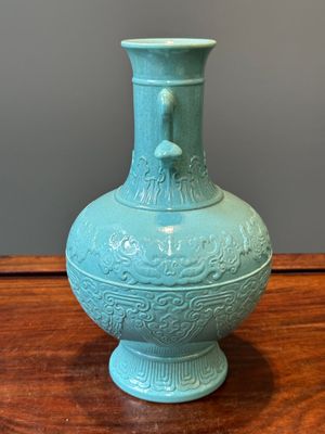 Een Chinese monochrome turquoise geglazuurde vaas met ruyi handgrepen, Qianlong merk, 19/20e eeuw — foto 2