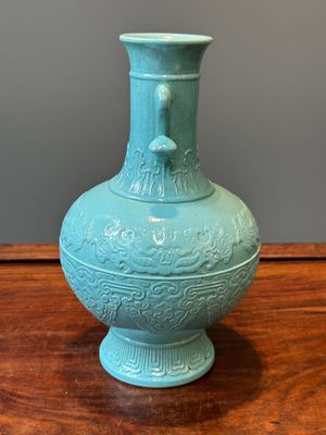 Een Chinese monochrome turquoise geglazuurde vaas met ruyi handgrepen, Qianlong merk, 19/20e eeuw — foto 4