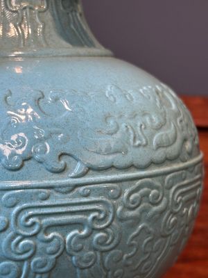 Een Chinese monochrome turquoise geglazuurde vaas met ruyi handgrepen, Qianlong merk, 19/20e eeuw — foto 8