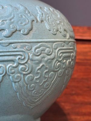 Een Chinese monochrome turquoise geglazuurde vaas met ruyi handgrepen, Qianlong merk, 19/20e eeuw — foto 9
