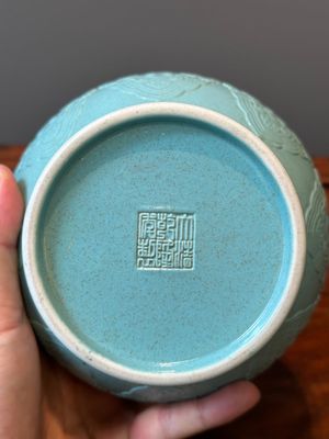 Een Chinese monochrome turquoise geglazuurde vaas met ruyi handgrepen, Qianlong merk, 19/20e eeuw — foto 10