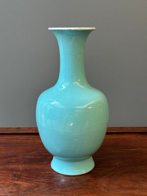 Een Chinese monochrome turquoise geglazuurde vaas, Qianlong merk en periode — foto 1