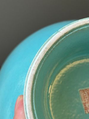 Een Chinese monochrome turquoise geglazuurde vaas, Qianlong merk en periode — foto 11