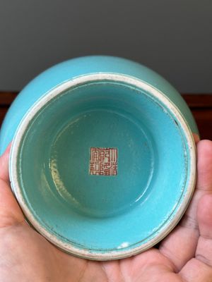 Een Chinese monochrome turquoise geglazuurde vaas, Qianlong merk en periode — foto 7