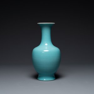 Een Chinese monochrome turquoise geglazuurde vaas, Qianlong merk en periode — foto 1