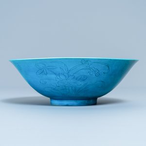 Een Chinese monochrome turquoise kom met onderglazuur decor, Kangxi — foto 4