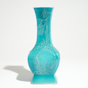 Een Chinese monochrome turquoise vaas met opgelegd decor van dieren, 19/20th C. — foto 3