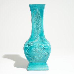 Een Chinese monochrome turquoise vaas met opgelegd decor van dieren, 19/20th C. — foto 4