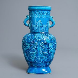 Een Chinese monochrome turquoise vaas met reliëfdecor, 18/19e eeuw — foto 1