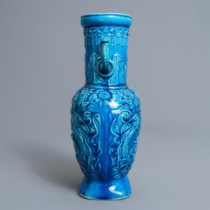 Een Chinese monochrome turquoise vaas met reliëfdecor, 18/19e eeuw — foto 2