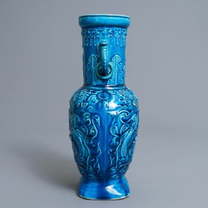 Een Chinese monochrome turquoise vaas met reliëfdecor, 18/19e eeuw — foto 4