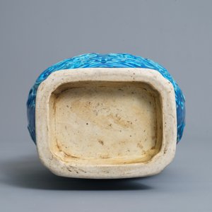 Een Chinese monochrome turquoise vaas met reliëfdecor, 18/19e eeuw — foto 5