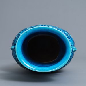 Een Chinese monochrome turquoise vaas met reliëfdecor, 18/19e eeuw — foto 6