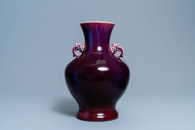 Een Chinese monochrome vaas met flambé glazuur, Qianlong