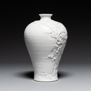 Een Chinese monochrome wit geglazuurde biscuit 'meiping' vaas, gesigneerd Wang Bingrong 王炳榮, 19/20e eeuw — foto 2