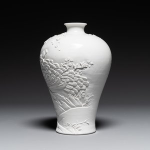 Een Chinese monochrome wit geglazuurde biscuit 'meiping' vaas, gesigneerd Wang Bingrong 王炳榮, 19/20e eeuw — foto 4