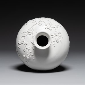 Een Chinese monochrome wit geglazuurde biscuit 'meiping' vaas, gesigneerd Wang Bingrong 王炳榮, 19/20e eeuw — foto 5