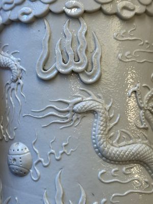 Een Chinese monochrome wit geglazuurde biscuit penselenbeker, gesigneerd Wang Bingrong 王炳榮, 19/20e eeuw — foto 8