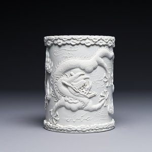Een Chinese monochrome wit geglazuurde biscuit penselenbeker, gesigneerd Wang Bingrong 王炳榮, 19/20e eeuw — foto 1
