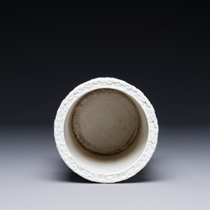 Een Chinese monochrome wit geglazuurde biscuit penselenbeker, gesigneerd Wang Bingrong 王炳榮, 19/20e eeuw — foto 6