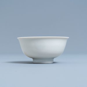 Een Chinese monochrome wit-geglazuurde kom met anhua drakendecor, Yongzheng merk en periode — foto 1