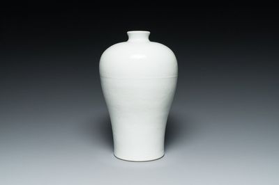 Een Chinese monochrome wit geglazuurde 'meiping' vaas met anhua drakendecor, 19e eeuw
