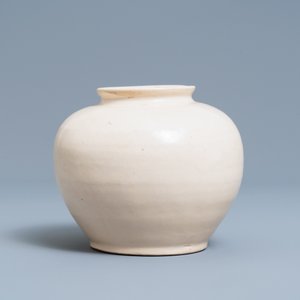 Een Chinese monochrome wit-geglazuurde pot, Tang — foto 2