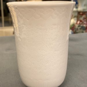 Een Chinese monochrome witte beker met anhua decor van pioenslingers, Xuande merk, Kangxi — foto 16