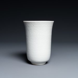 Een Chinese monochrome witte beker met anhua decor van pioenslingers, Xuande merk, Kangxi — foto 2