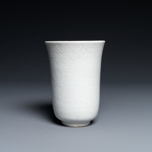 Een Chinese monochrome witte beker met anhua decor van pioenslingers, Xuande merk, Kangxi — foto 5