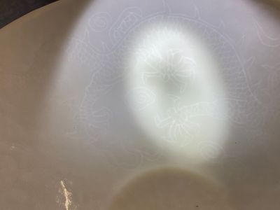 Een Chinese monochrome witte kom met anhua 'draken' decor, Yongle merk, Qing — foto 7