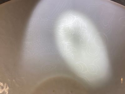 Een Chinese monochrome witte kom met anhua 'draken' decor, Yongle merk, Qing — foto 8