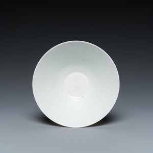 Een Chinese monochrome witte kom met anhua 'draken' decor, Yongle merk, Qing — foto 1