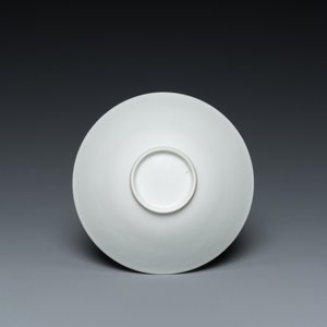 Een Chinese monochrome witte kom met anhua 'draken' decor, Yongle merk, Qing — foto 2