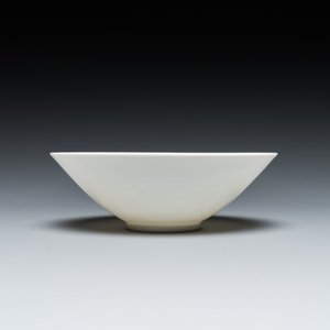 Een Chinese monochrome witte kom met anhua 'draken' decor, Yongle merk, Qing — foto 5