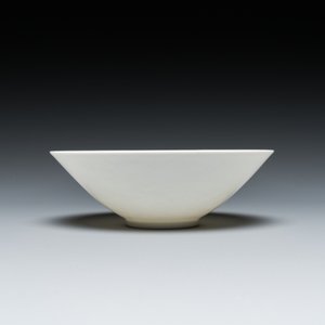 Een Chinese monochrome witte kom met anhua 'draken' decor, Yongle merk, Qing — foto 6